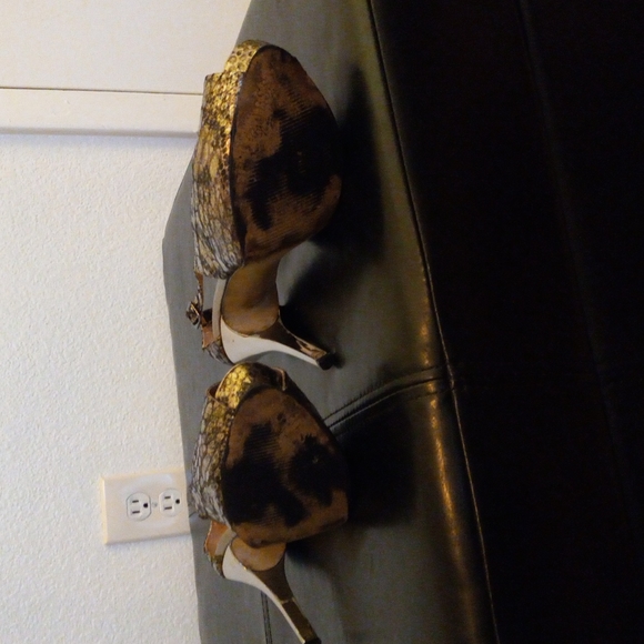 Guess pewter multi snake skin print peep toe/ sling back.Size 9 - Picture 6 of 6